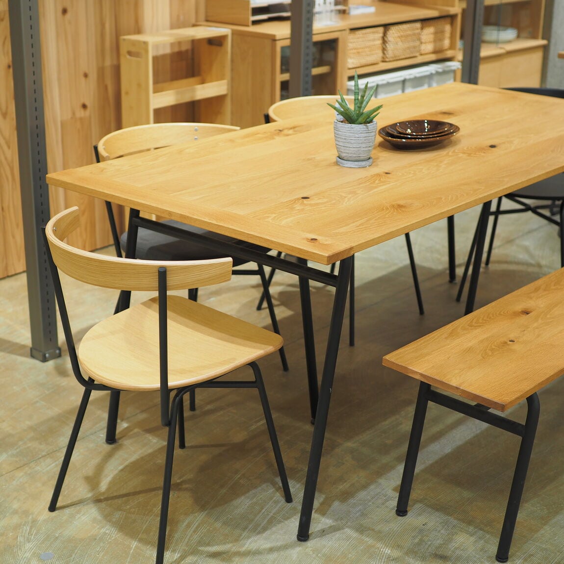 直江津】木の風合いをいかした家具｜IDÉE SOUDIEUX TABLE｜ 無印良品